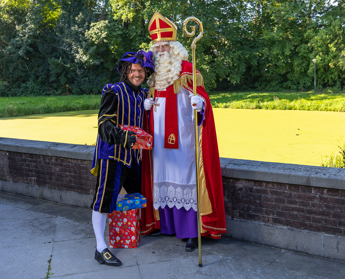 Sinterklaas en Piet met cadeautjes, buiten bij het water